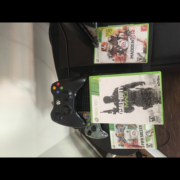 XBOX 360 with 3 games and 2 Xbox controllers - Picture 2 of 5